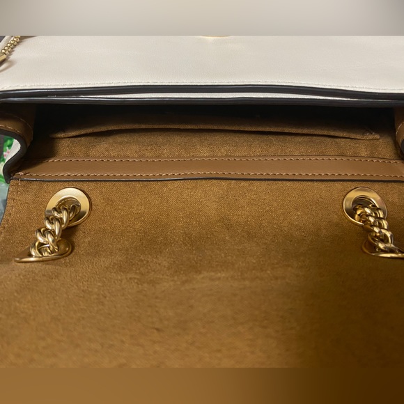 *open pockets
*snap closure
*strap can be shoulder carry and also a crossbody - Picture 2 of 9